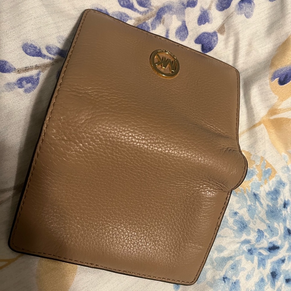 Authentic Michael Kors tan wallet - Picture 5 of 5